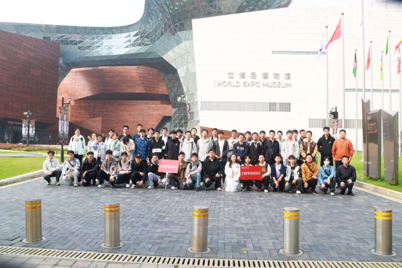 1762178645461829.jpg 图片1:工科平台2501与2502师生在世博会博物馆前集体合影_resized.jpg