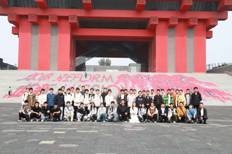 1762178675136089.jpg 图片4:工科平台2501与2502师生在中华艺术宫前集体合影_resized.jpg