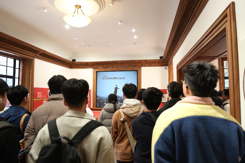 1766987668703412.jpg 图1 党员们参观百代小楼_resized.JPG