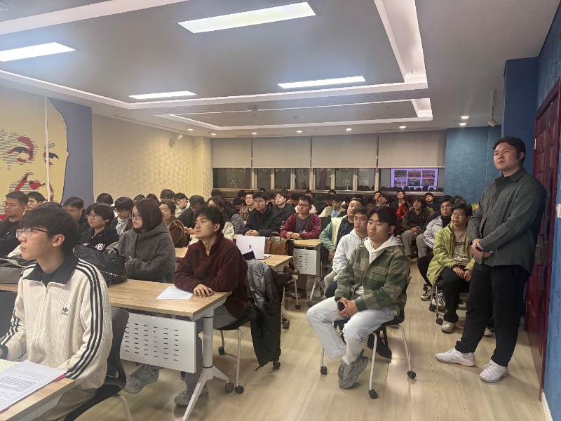 图3 全体成员学习党课_resized.jpg